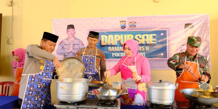 500 Nasi Kotak Hasil Olahan Dapur SAE Polres Ngawi Dibagikan ke Masyarakat Paron
