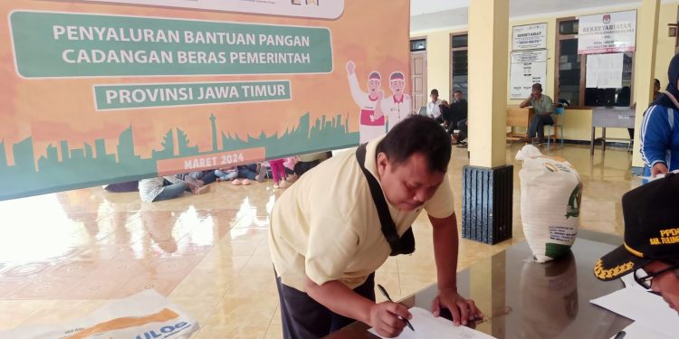 Pemdes Krosok Salurkan Bantuan Pangan Pada 325 KPM, Kades Berharap Bisa Ringankan Kebutuhan