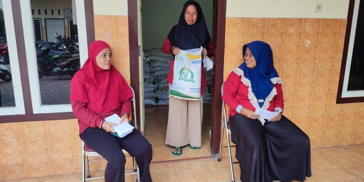 Pemdes Sanan Salurkan Bantuan Pangan Pada 284 KPM, Kades Berharap Bisa Ringankan Kebutuhan