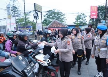 Raih Berkah Ramadhan, Polwan Polda Jabar Bagi Bagi Takjil Gratis Kepada Masyarakat Pengguna Jalan