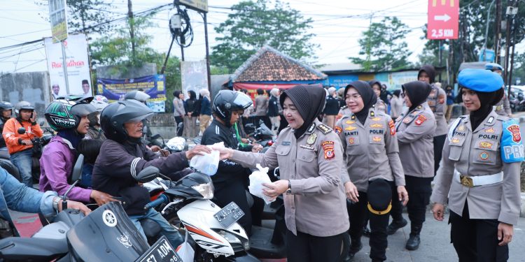 Raih Berkah Ramadhan, Polwan Polda Jabar Bagi Bagi Takjil Gratis Kepada Masyarakat Pengguna Jalan