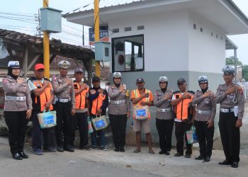 Ramadhan Berkah, Satlantas Polres Kediri Kota Berbagi Untuk Relawan Penjaga Perlintasan Kereta Api