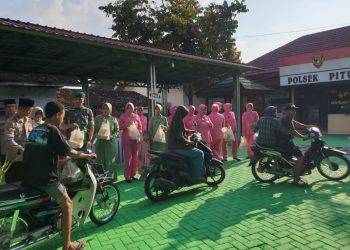 Tradisi Ramadhan di Ngawi, Polsek Pitu Bagikan Ratusan Nasi Kotak