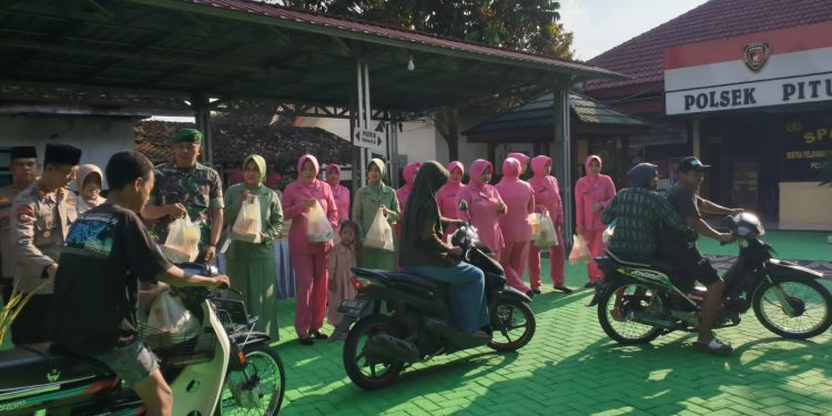 Tradisi Ramadhan di Ngawi, Polsek Pitu Bagikan Ratusan Nasi Kotak