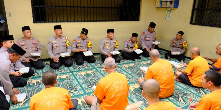 Kapolres Ngawi Buka Puasa Bersama Tahanan