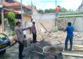 Anggota Polsek Karanganyar Bantu Warga Membangun Rumah