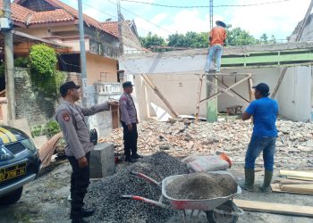 Anggota Polsek Karanganyar Bantu Warga Membangun Rumah