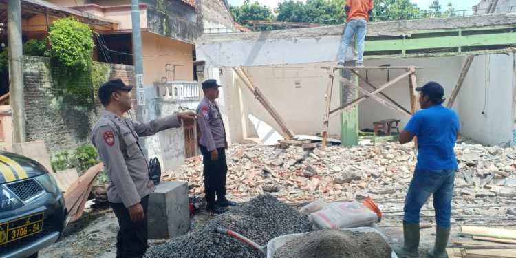 Anggota Polsek Karanganyar Bantu Warga Membangun Rumah