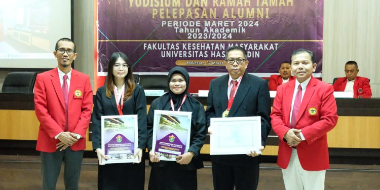 Sebanyak 75 mahasiswa dari program Sarjana, Magister dan Doktor FKM Unhas mengikuti Yudisium Periode Maret 2024