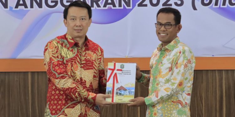 Pj. Bupati Takalar Serahkan LKPD Tahun 2023 ke BPK-RI Perwakilan Provinsi Sulawesi selatan*