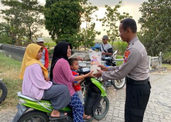Beri Imbauan, Sat Samapta Polres Ngawi Bagikan Makanan Sehat
