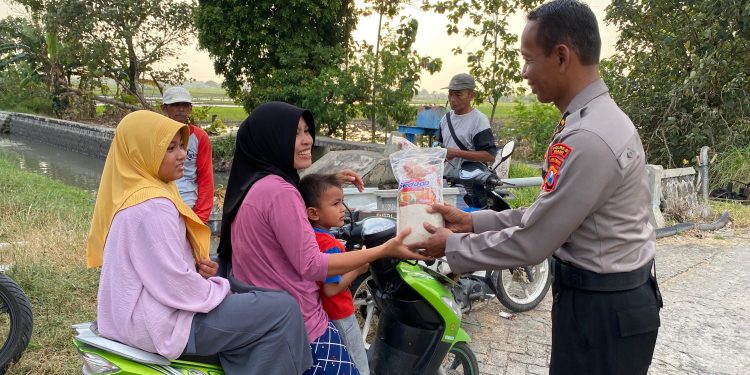 Beri Imbauan, Sat Samapta Polres Ngawi Bagikan Makanan Sehat