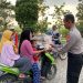Beri Imbauan, Sat Samapta Polres Ngawi Bagikan Makanan Sehat