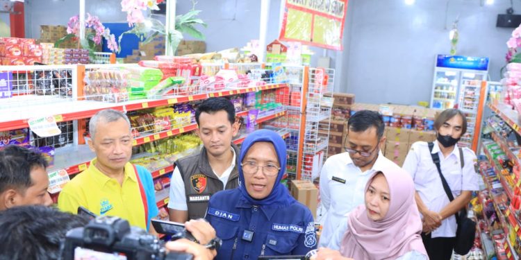 Satgas Pangan Ngawi, Cek Produk Kadaluwarsa di Sejumlah Supermarket dan Pasar