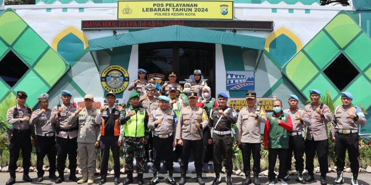 Ops Ketupat Semeru 2024, Kapolres Kediri Kota Dampingi Div Propam Polri Pengecekan di Pos Pelayanan