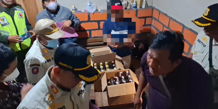 Razia Gabungan Jelang Lebaran, Puluhan Botol Miras Diamankan Dari Sejumlah Warkop Karaoke