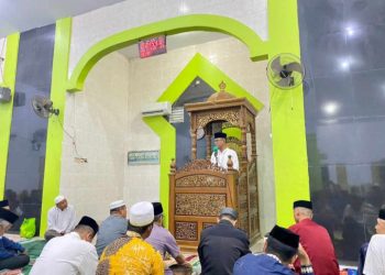 Pastikan Penyaluran Paket Sembako Terarah, Pj. Bupati Takalar didampingi Pj. Ketua TP. PKK Tarwih Bersama Mayarakat Miskin Ekstrim di Galesong Selatan