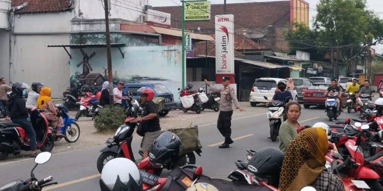 H-1 Lebaran, Jajaran Polres Tulungagung Tingkatkan Patroli di Pasar Tradisional dan Pusat Perbelanjaan