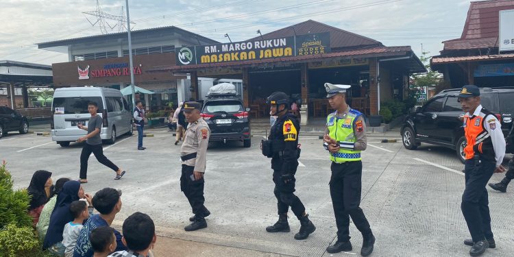 Siaga Arus Mudik dan Balik Lebaran, Polres Kendal Pastikan Pos Pam di Rest Area 389 B Aman dan Lancar