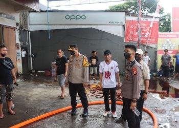 Kebakaran Gudang Penyimpanan Barang Campuran di Jalan Poros Malino, Water Canon Polres Gowa Turut Padamkan Api