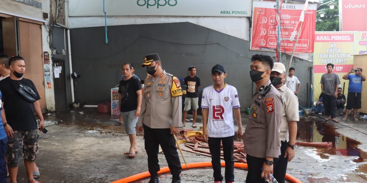 Kebakaran Gudang Penyimpanan Barang Campuran di Jalan Poros Malino, Water Canon Polres Gowa Turut Padamkan Api