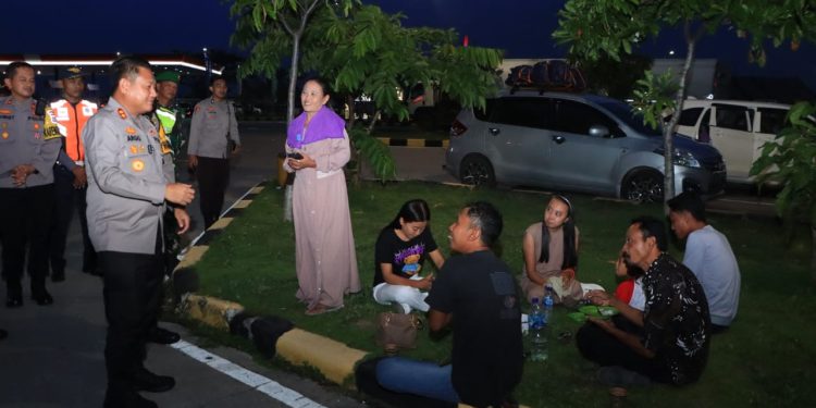 Kapolres Ngawi Cek Posyan dan Sapa Masyarakat di Rest Area Tol KM 575 B Ngawi