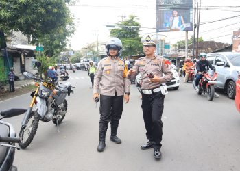 *Kapolres Kediri Kota pimpin langsung pengamanan arus lalu lintas pada H+2 Lebaran 2024 di beberapa penggal jalan wilkum Polres Kediri Kota*