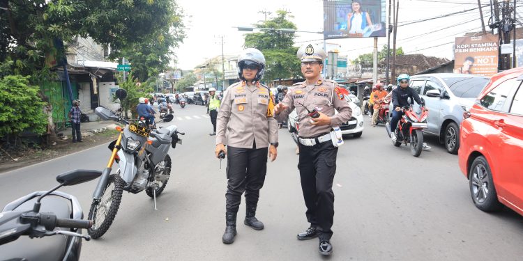 *Kapolres Kediri Kota pimpin langsung pengamanan arus lalu lintas pada H+2 Lebaran 2024 di beberapa penggal jalan wilkum Polres Kediri Kota*