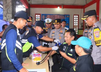 Sambut Arus Balik, Polres Ngawi Gelar Tes Urine dan Kesehatan bagi Sopir Angkutan Umum