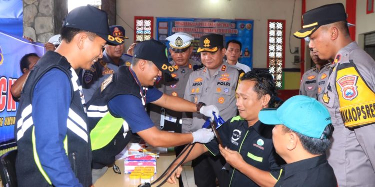 Sambut Arus Balik, Polres Ngawi Gelar Tes Urine dan Kesehatan bagi Sopir Angkutan Umum