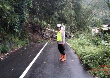 *Kabid Humas Polda Jabar : Akses jalan dari Selajmbe menuju Darma kembali tertutup Longsor*