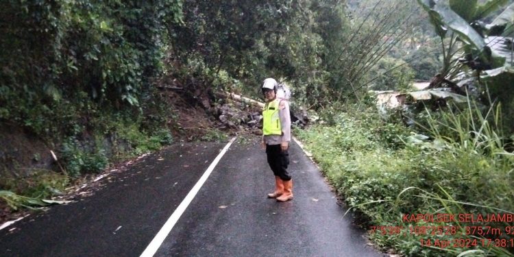 *Kabid Humas Polda Jabar : Akses jalan dari Selajmbe menuju Darma kembali tertutup Longsor*
