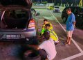 Salut, Polres Ngawi Bantu Dorong dan Ganti Ban Mobil Pemudik