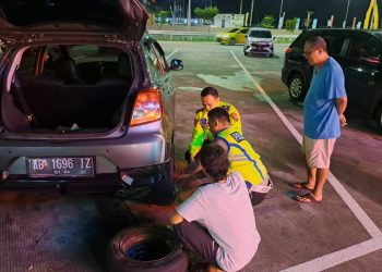 Salut, Polres Ngawi Bantu Dorong dan Ganti Ban Mobil Pemudik