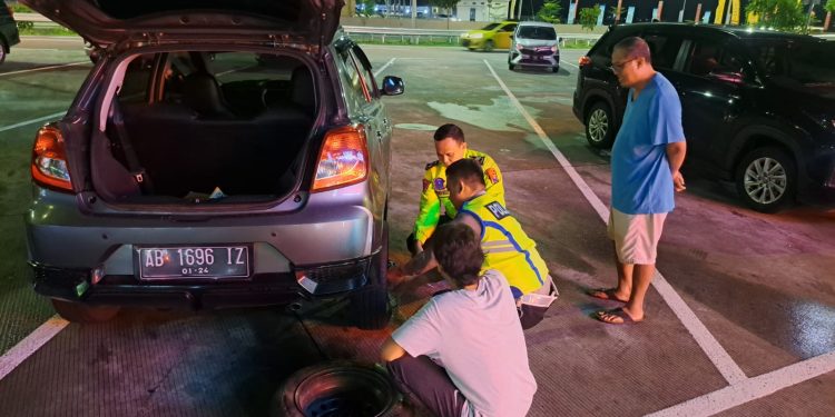 Salut, Polres Ngawi Bantu Dorong dan Ganti Ban Mobil Pemudik