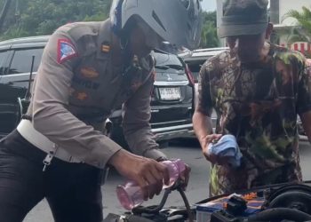 Aksi Polisi Kota Kediri Bantu Kendaraan Pemudik Mogok Hingga Kehabisan BBM