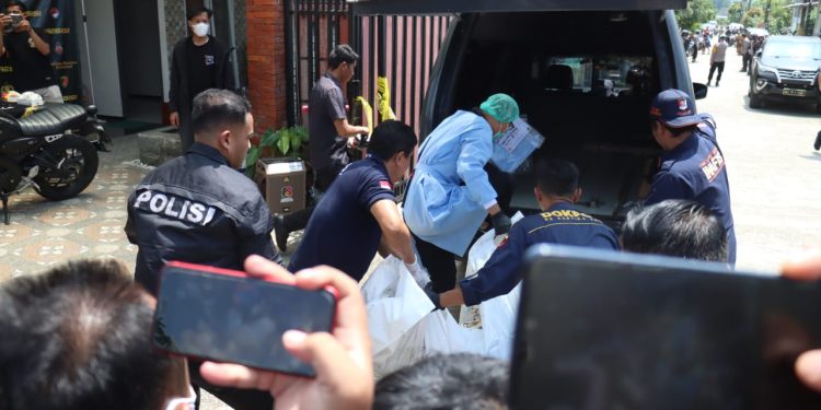 *Kabid Humas Polda Jabar : Polisi Ungkap Tindak Pidana Pembunuhan Pria Yang Ditemukan Dikubur Dan Dicor Didalam Rumah*