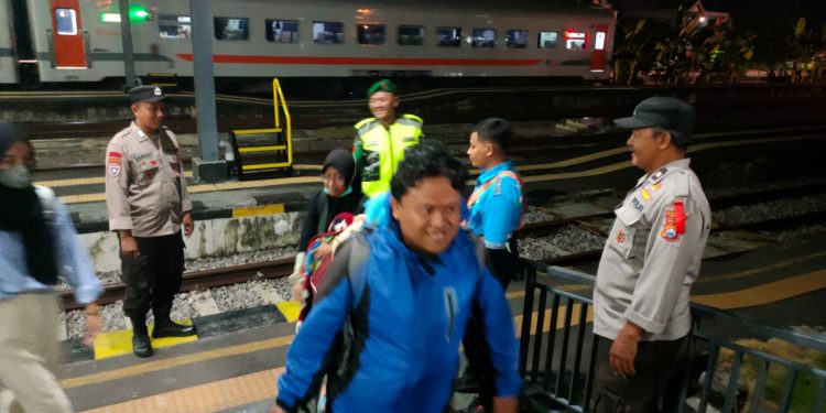 Sinergitas TNI Polri, Amankan Stasiun Ngawi Pasca Lebaran