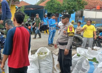 *Kabid Humas Polda Jabar : Polisi Lakukan Pembersihan Sampah di Aliran Anak Sungai Ciputra Haji Desa Sukasari*