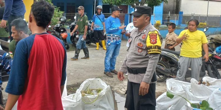 *Kabid Humas Polda Jabar : Polisi Lakukan Pembersihan Sampah di Aliran Anak Sungai Ciputra Haji Desa Sukasari*