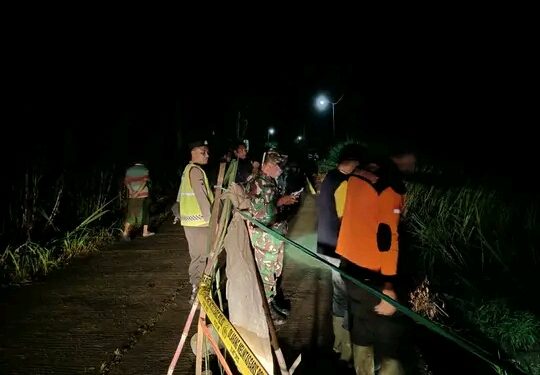Polsek Sendang Bersama Tiga Pilar Cek Lokasi Longsor Talut Penahan Tanah Jalan Desa Picisan