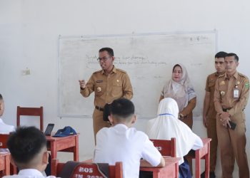 Pj. Bupati Takalar Pantau Ujian Sekolah di SMP Negeri 1 Takalar