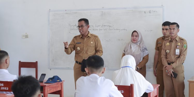 Pj. Bupati Takalar Pantau Ujian Sekolah di SMP Negeri 1 Takalar