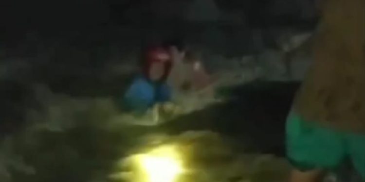 Pasutri di Ngawi yang Terseret Luapan Air Sungai Berhasil diselamatkan