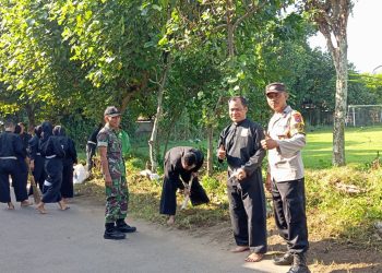 Guyup, Perguruan Silat PSHT Kerja Bakti Bersama Polisi Bersihkan Tempat Ibadah