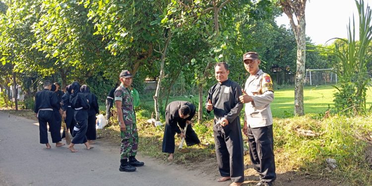 Guyup, Perguruan Silat PSHT Kerja Bakti Bersama Polisi Bersihkan Tempat Ibadah
