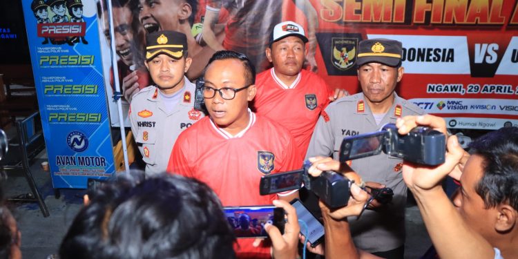 Polres Ngawi Lakukan Pengamanan dan Nobar Timnas Indonesia VS Uzbekistan di Kartonyono