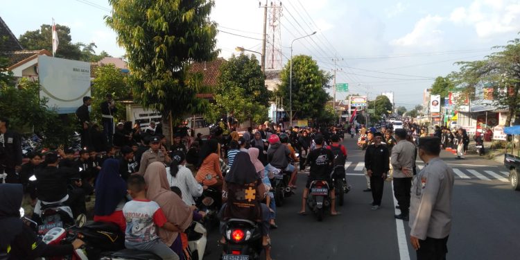Kompak Jaga Kondusifitas Ngawi, Polsek Jogorogo Bersama PSHT Bagikan Takjil Ramadhan