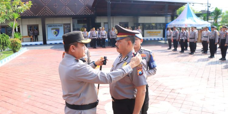 Kapolres Ngawi Pimpin Upacara Laporan Kenaikan Pangkat Pengabdian