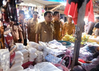 PJ Bupati Jeneponto Junaedi Bakri Lakukan Operasi Di Pasar Allu Guna Mengecek Stok Dan Harga Bahan Pokok Menjelang Hari Raya Idul Fitri